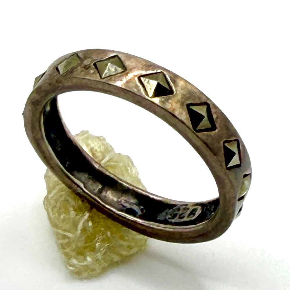 Vintage 90s Stamped Sterling Silver Pyramid Geometric Eternity Band Ring